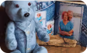 Memory bear à côté d'une photo de deux personnes