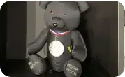 peluche souvenir qui porte une médaille
