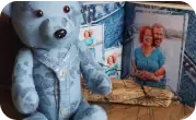 Memory bear à côté d'une photo de deux personnes