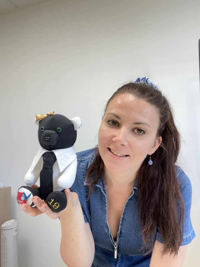 ours souvenir cousu dans les vêtements d'un proche décédé